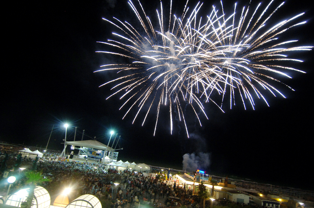 La Notte Rosa, fuochi d'artificio a Riccione foto di Archivio Provincia di Rimini