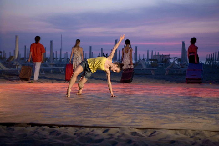 La Notte Rosa, danza sulla spiaggia all'alba foto di Archivio Provincia di Rimini