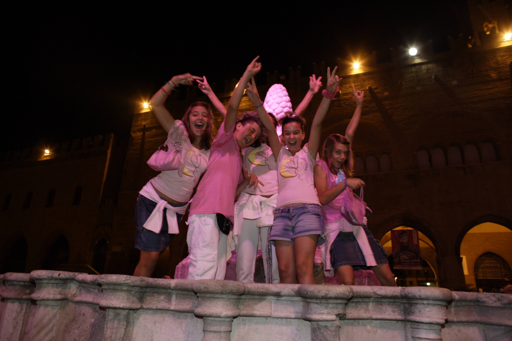 La Notte Rosa, bimbi sulla Fontana della Pigna, Rimini foto di Archivio Provincia di Rimini