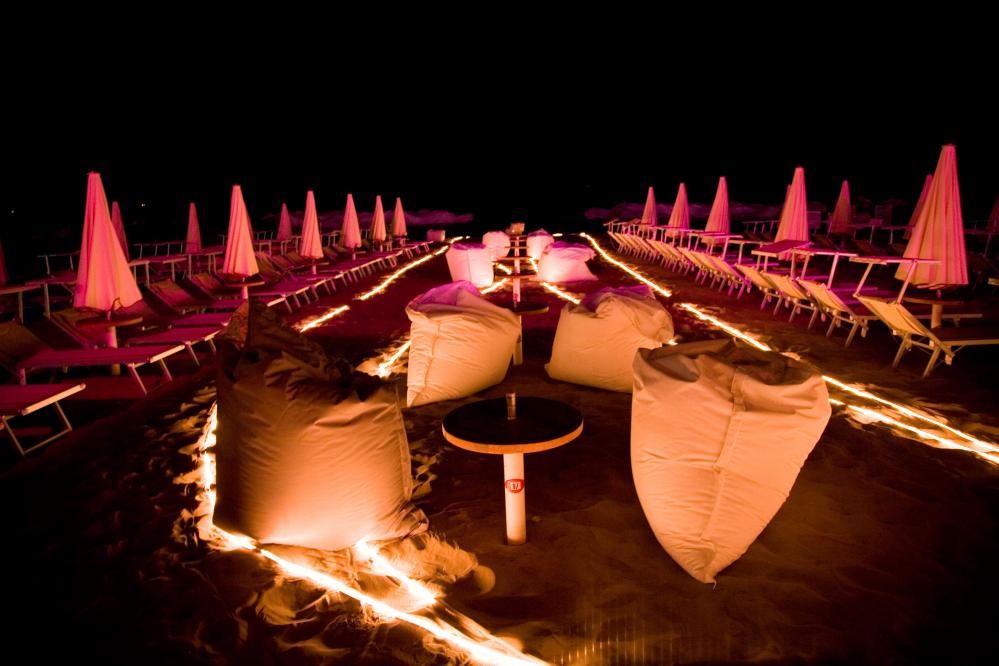 La Notte Rosa sulla spiaggia di Misano Adriatico foto di Archivio Provincia di Rimini