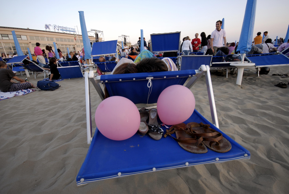 La Notte Rosa, aspettando il concerto all'alba sulla spiaggia di Rimini photos de R. Gallini