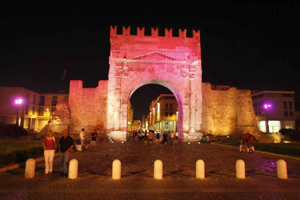 La Notte Rosa, l'Arco d'Augusto, Rimini foto di Archivio Provincia di Rimini