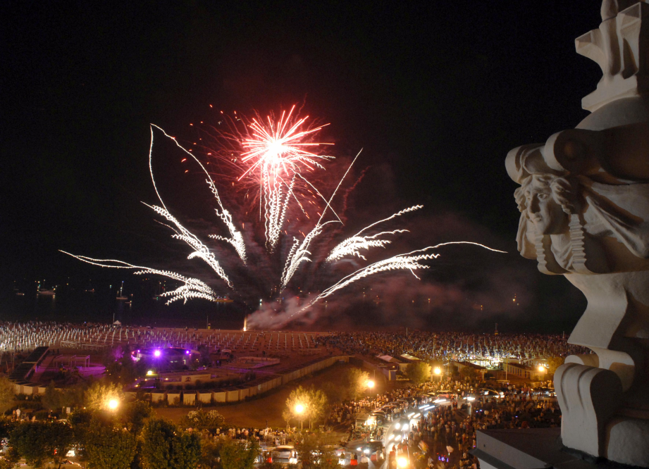 La Notte Rosa, fuochi d'artificio dal Grand Hotel di Rimini foto di R. Gallini