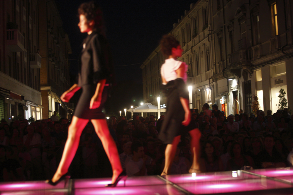 La Notte Rosa, sfilata di moda foto di 