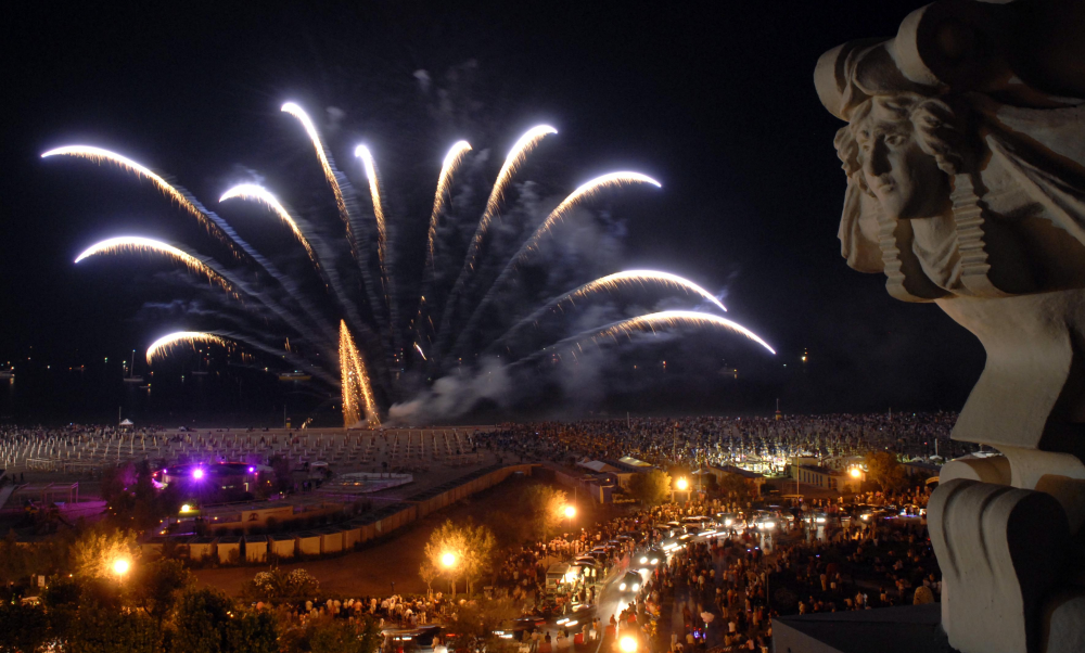 La Notte Rosa, fuochi d'artificio dal Grand Hotel di Rimini foto di R. Gallini