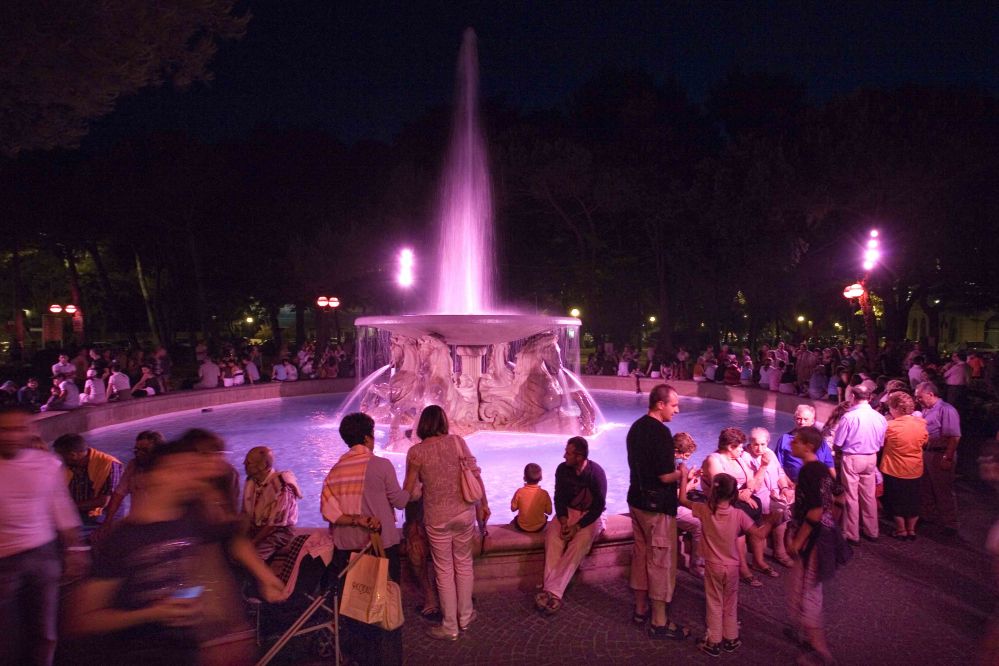 Fontana dei quattro cavalli illuminata nella notte rosa, Rimini foto di D. Piras