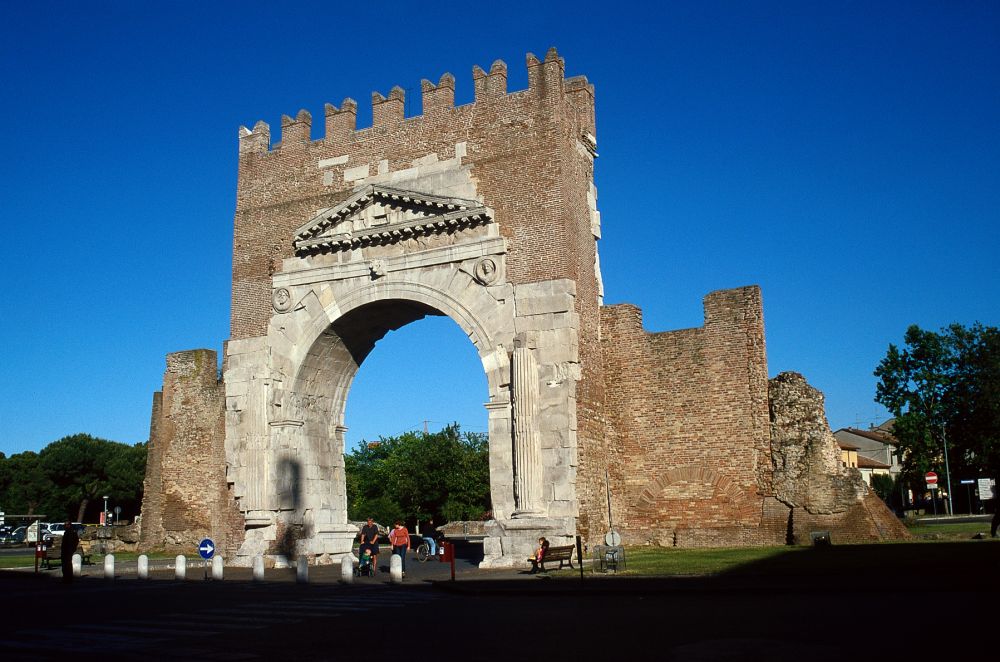 Arco d'Augusto photos de F. Sancisi