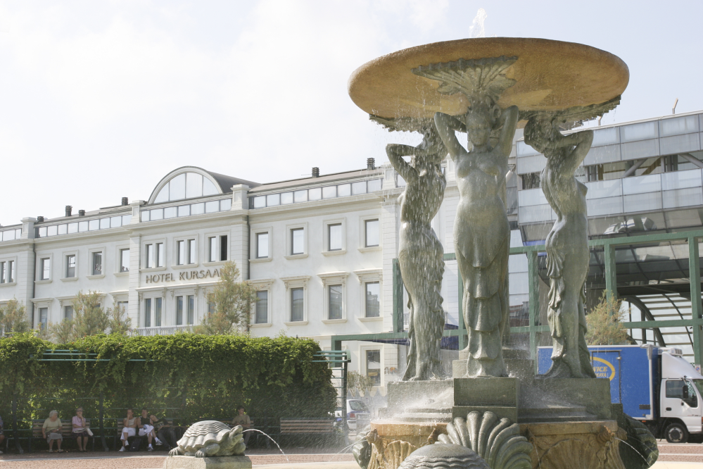 piazza Primo Maggio con fontanta - Cattolica photos de PH. Paritani