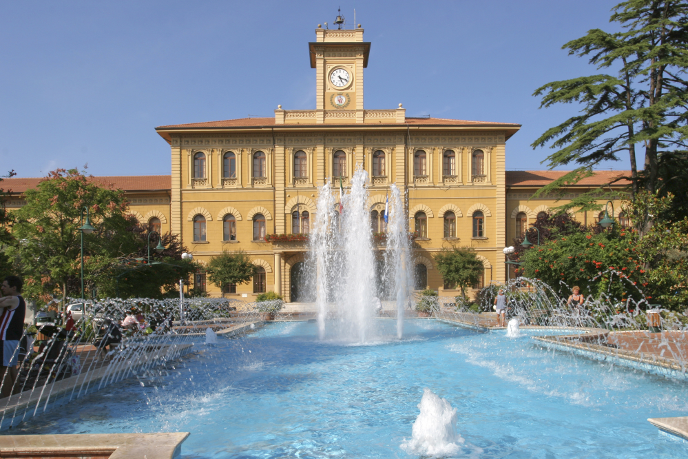 piazza F. Roosevelt con fontana - Cattolica photo by PH. Paritani