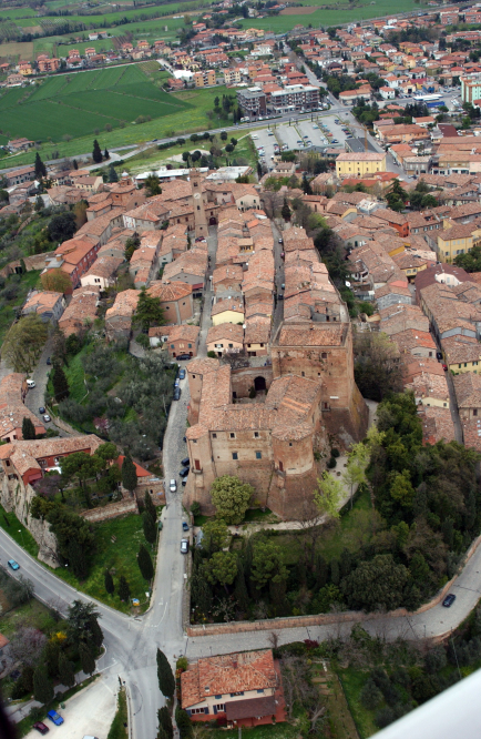 Santarcangelo, veduta aerea del centro città photos de Archivio Provincia di Rimini