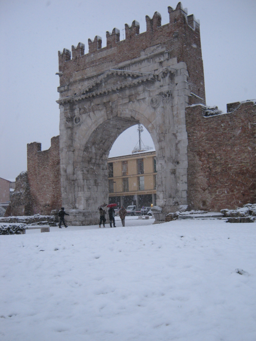 Rimini, Arco d'Augusto sotto la neve foto di L. Pollio