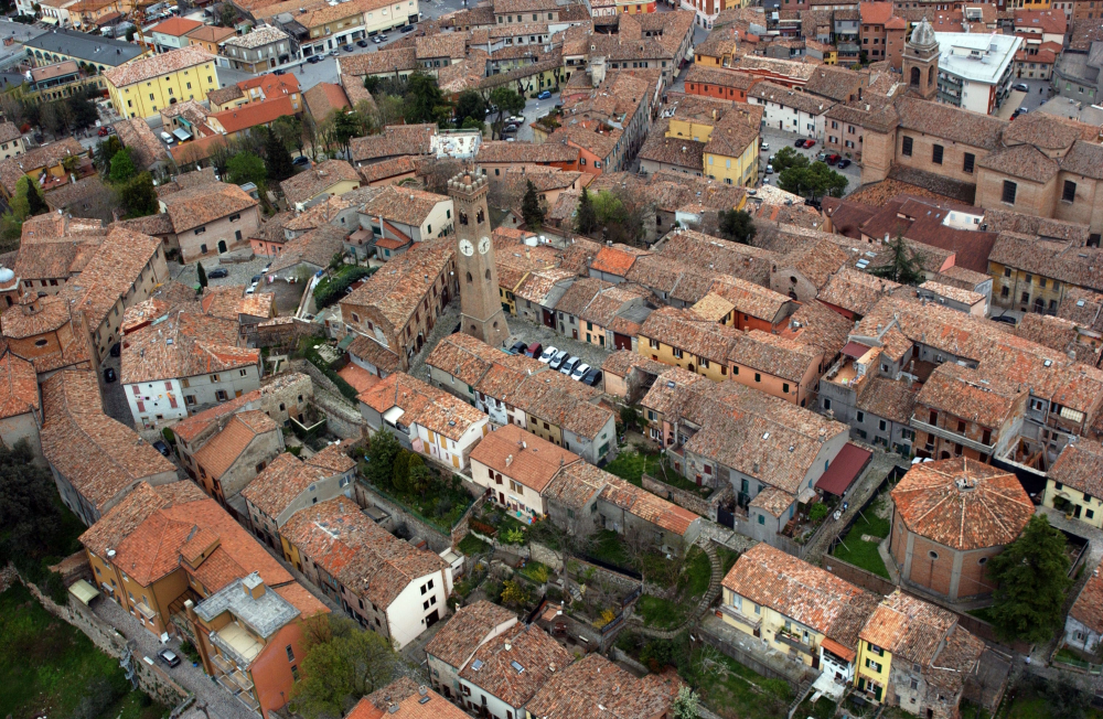 Santarcangelo, veduta aerea del centro città photos de Archivio Provincia di Rimini