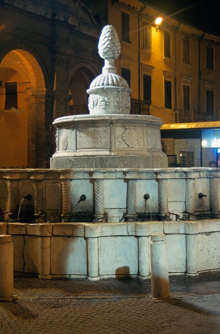 Pigna fountain, Rimini photo by F. Sancisi