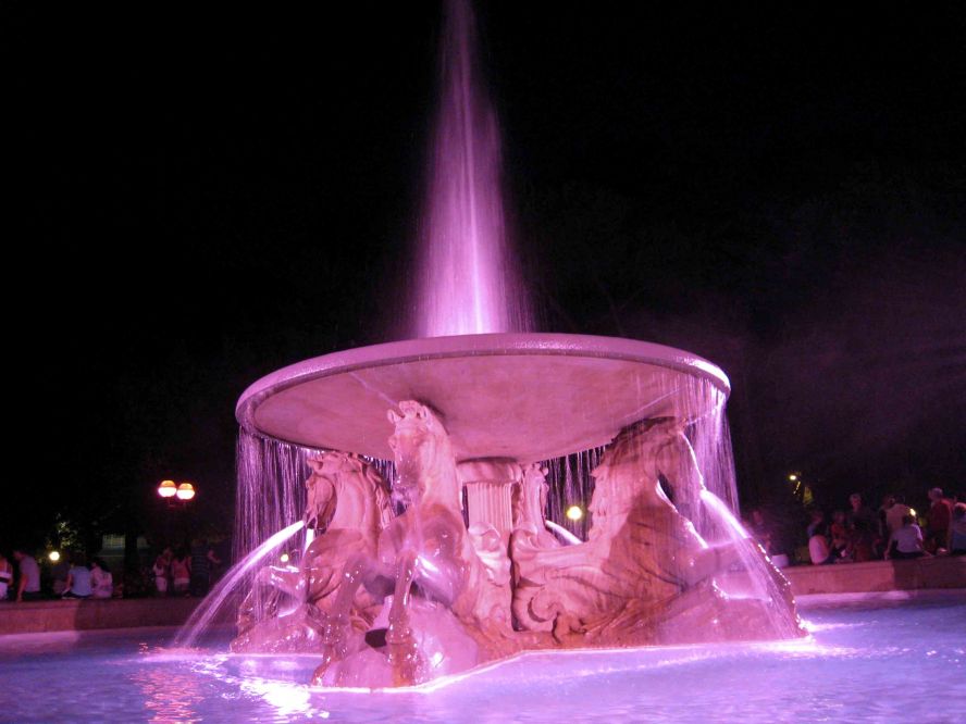 Fontana dei quattro cavalli illuminata nella notte rosa, Rimini foto di D. Piras