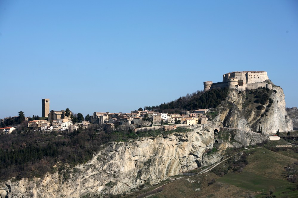 veduta del centro storico e della rocca, San Leo foto di L. Liuzzi