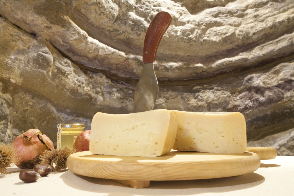 Fossa Cheese "Ambra" from Talamello photo by PH. Paritani