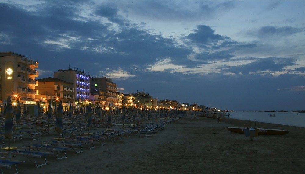 Bellaria Igea Marina, spiaggia di notte foto di PH. Paritani