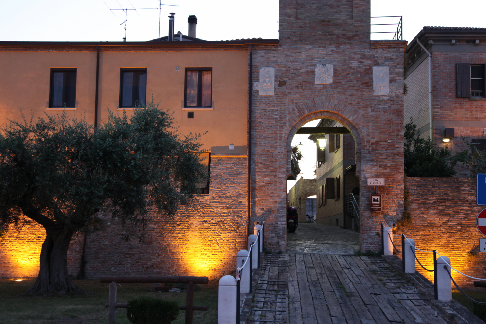 Porta di ingresso, Montecolombo foto di PH. Paritani