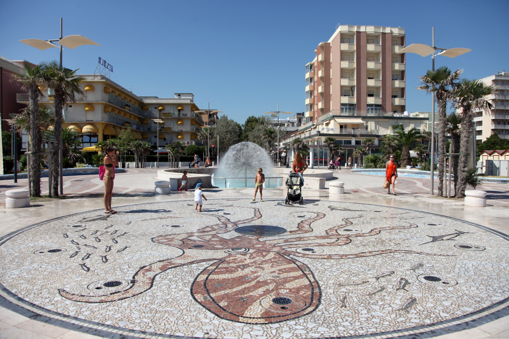 Lungomare Misano Adriatico - piazza foto di PH. Paritani