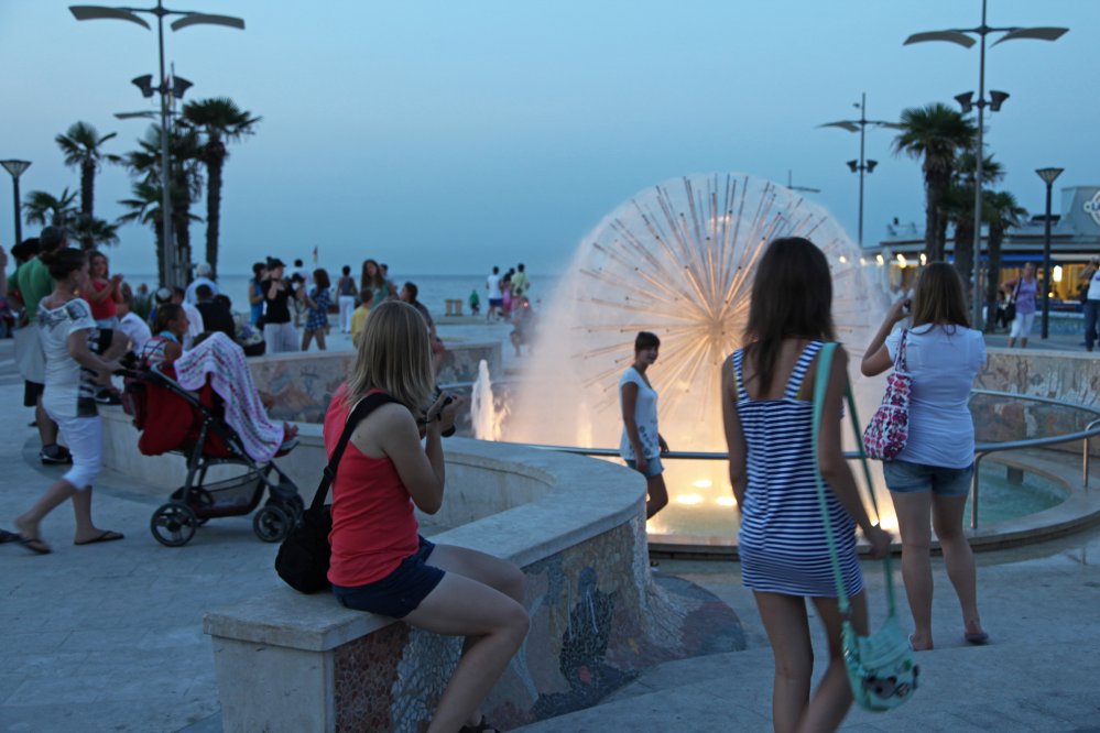 Lungomare Misano Adriatico - piazza con fontana foto di PH. Paritani