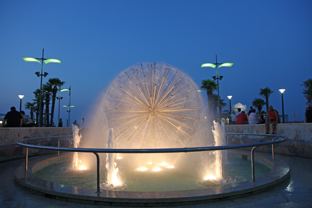 Piazza con fontana in notturna - Misano Adriatico photos de PH. Paritani