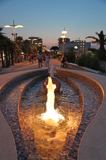 Lungomare in notturna Misano Adriatico - fontana foto di PH. Paritani