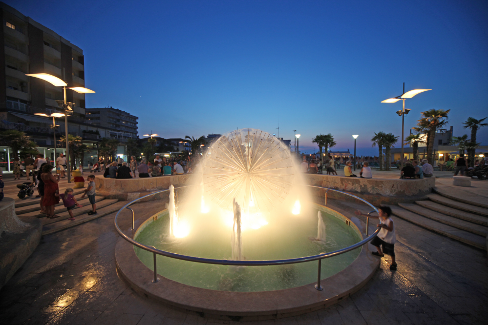 Piazza con fontanta in notturna - Misano Adriatico foto di PH. Paritani