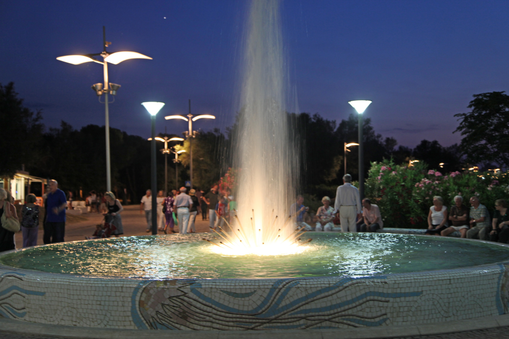 Piazza con fontana in notturna - Misano Adriatico foto di PH. Paritani