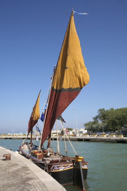 Bellaria Igea Marina, bragozzo nel porto foto di PH. Paritani