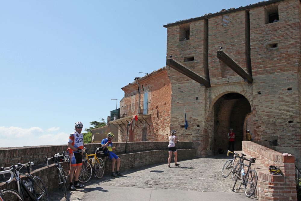 Cyclists, Mondaino photo by PH. Paritani