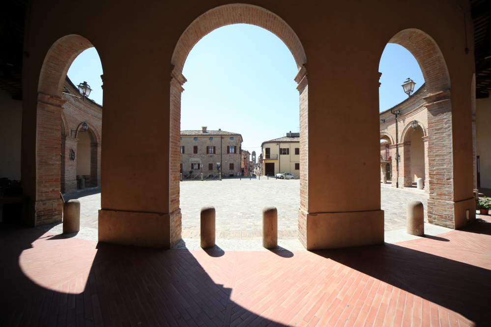 Piazza Maggiore, Mondaino Foto(s) von PH. Paritani