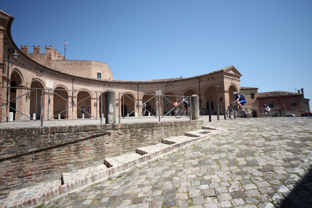 Cyclists to the streets, Mondaino photo by PH. Paritani