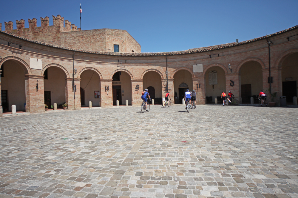 Ciclisti in piazza Maggiore, Mondaino photos de PH. Paritani