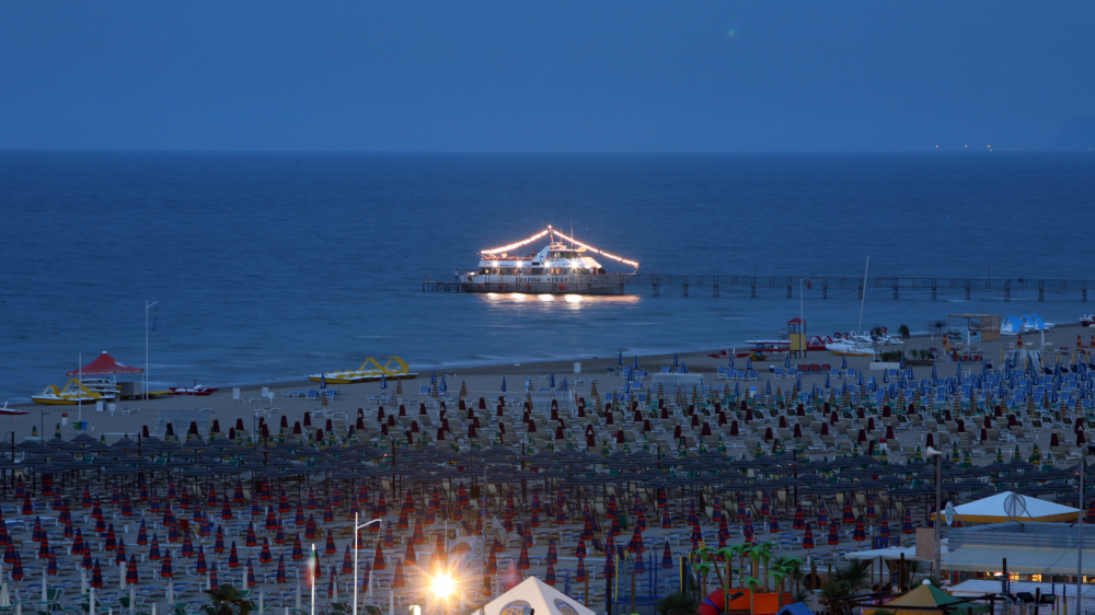 Spiaggia di Rimini notturna foto di PH. Paritani