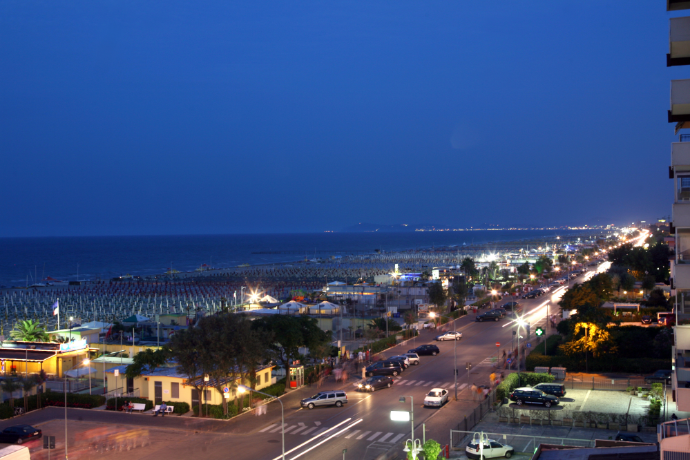 Lungomare in notturna - Rimini foto di PH. Paritani