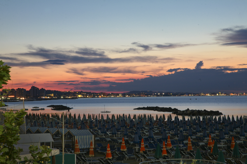 Spiaggia di Cattolica - notturna foto di PH. Paritani