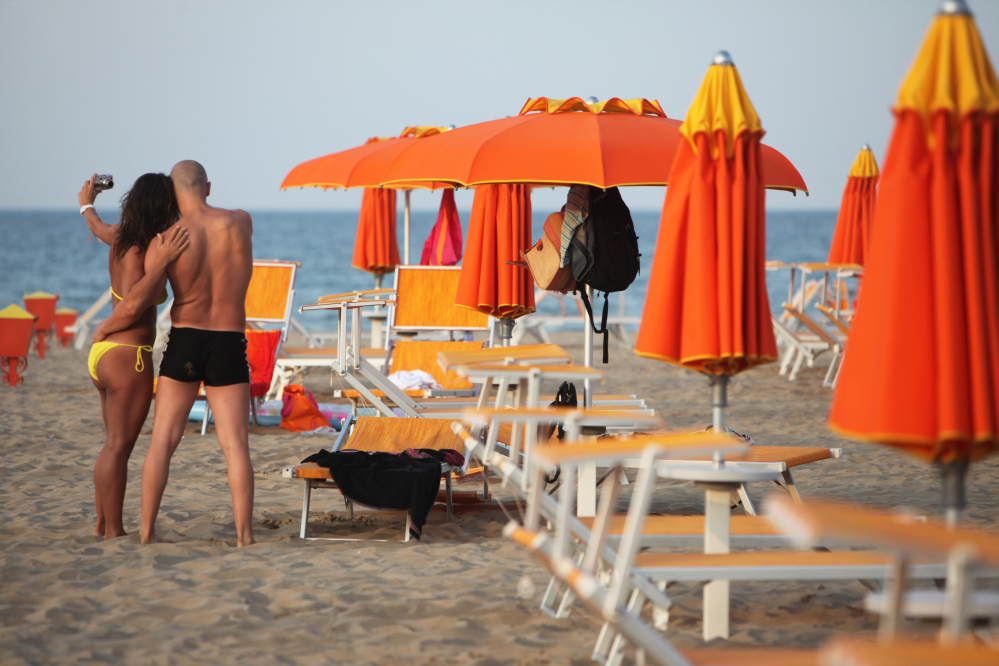 Bagnanti in spiaggia - Rimini foto di PH. Paritani