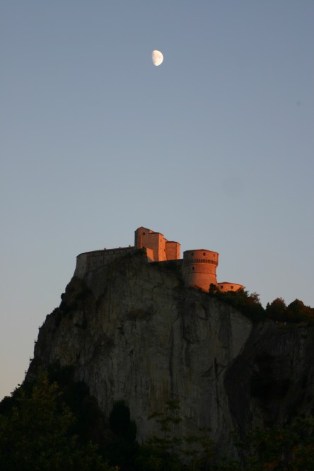 fortress at night, San Leo photo by Archivio Provincia di Rimini