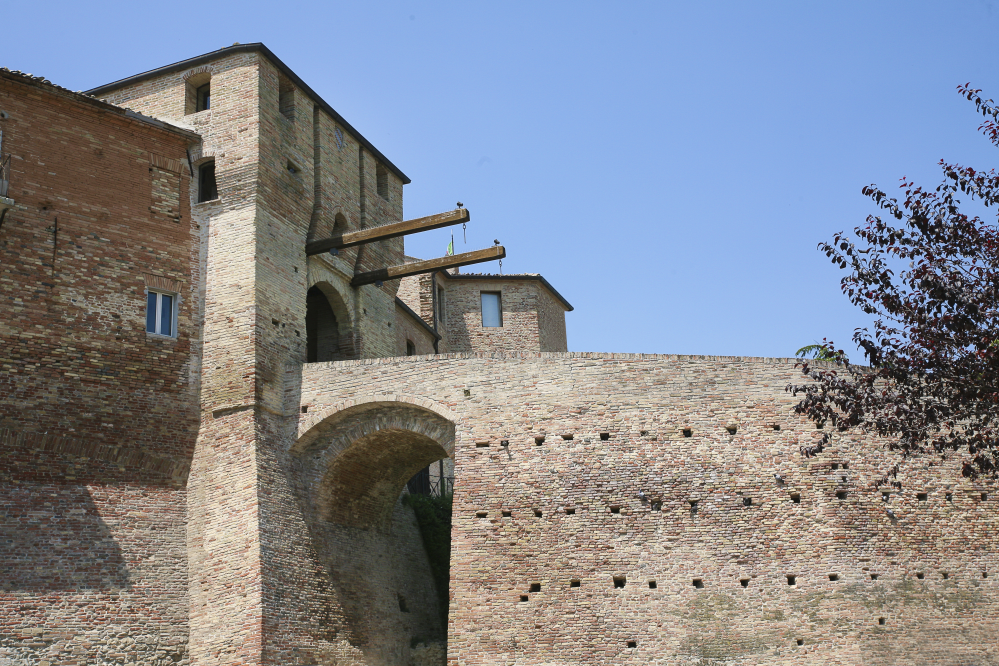 Mura di cinta e porta di ingresso, Mondaino foto di PH. Paritani