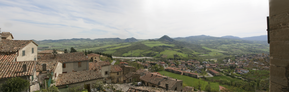 Talamello, panorama della valle dal borgo foto di PH. Paritani