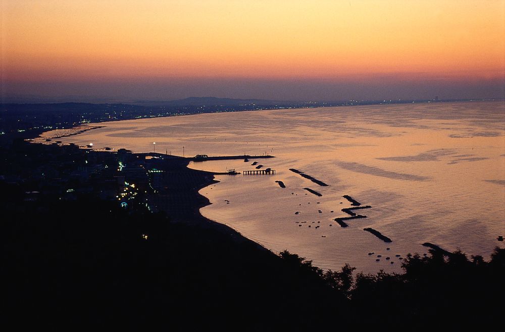 Panoramica della costa al tramonto foto di T. Mosconi