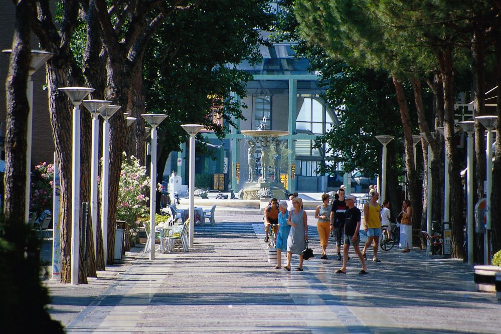 Piazza 1° Maggio e viale Bovio, Cattolica foto di L. Bottaro