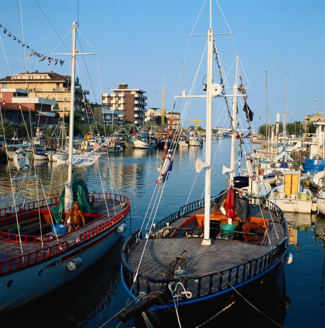 Bellaria Igea Marina, barche nel portocanale foto di T. Mosconi
