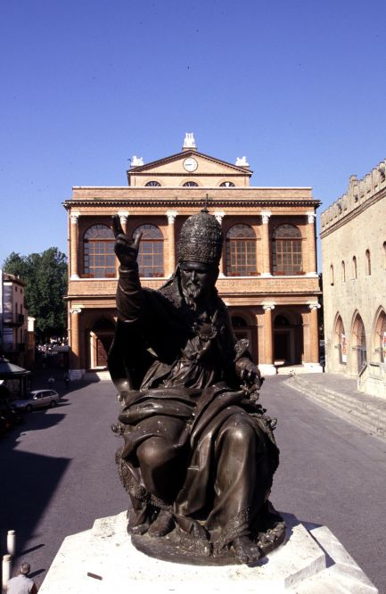 piazza Cavour, statua di Papa Paolo V, Rimini foto di E. Salvatori