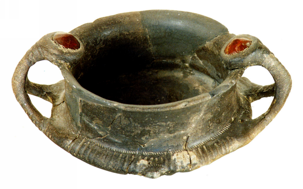 Verucchio, Museo civico archeologico, tazza in ceramica con inserti in ambra photos de Soprintendenza per i Beni Archeologici dell'Emilia-Romagna