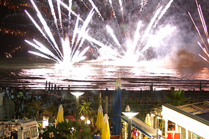 La Notte Rosa, fuochi d'artificio foto di Archivio Provincia di Rimini