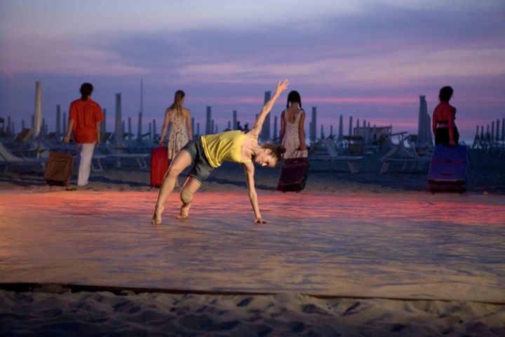 La Notte Rosa, danza sulla spiaggia all'alba Foto(s) von Archivio Provincia di Rimini