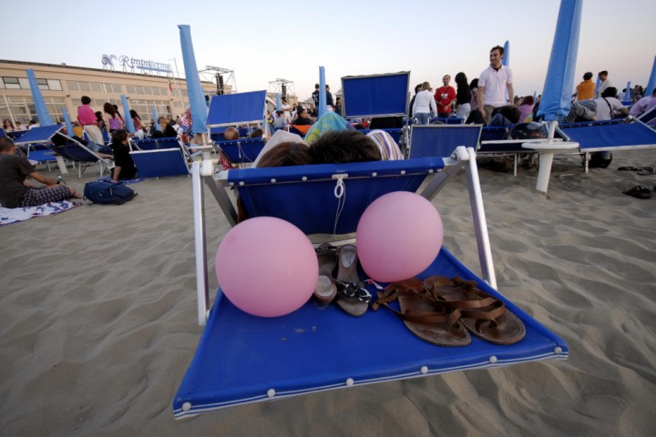 La Notte Rosa, aspettando il concerto all'alba sulla spiaggia di Rimini foto di R. Gallini