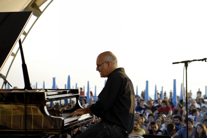 La Notte Rosa, concerto di Ludovico Einaudi sulla spiaggia di Rimini photos de R. Gallini