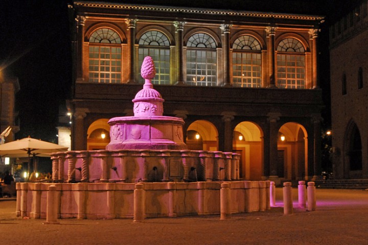 La Notte Rosa, Fontana della Pigna illuminata, Rimini photo by Archivio Provincia di Rimini